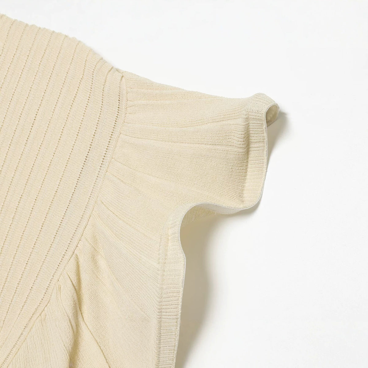Wave edged round neck pullover knitted sweater for women